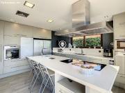 Moderna casa con piscina en venta en Alella