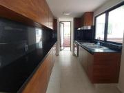 MODERNA CASA CON VIGILANCIA EN ZONA DORADA CON ALBERCA Y...