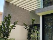 Moderna casa con vista al bosque