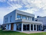 MODERNA CASA DE DISEÑO EN VENTA EN BARRIO PRIVADO