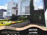 Moderna casa de venta en Cumbayá, sector la Viña