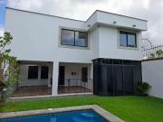 Moderna Casa Dentro de Fraccionamiento, con Doble...