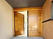 Moderna casa en bosque real