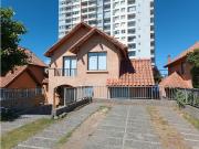 Moderna Casa en Condominio – Altos de Viña. Estilo, Luz...