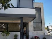 Moderna casa en El Mayorazgo, 4 recámaras, 1 en planta...