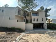 Moderna casa en fracc. con vigilancia. Lomas de la...