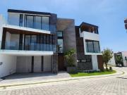 MODERNA CASA EN PUNTA CASCATTA