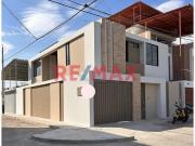 Moderna Casa En Venta 2 Pisos En Esquina En Miraflores...