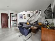 Moderna casa en venta, a una cuadra de los Arcos