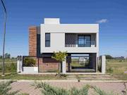 MODERNA CASA EN VENTA BARRIO ECOTIERRA