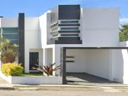 MODERNA CASA EN VENTA CON EXCELENTE UBICACIÓN