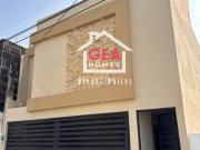 MODERNA CASA EN VENTA DE 3 NIVELES EN COL. FELIPE...