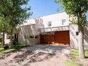 Moderna casa en venta en La Campiña Barrio Privado