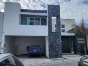 Moderna Casa en Venta en Privada
