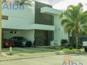 MODERNA CASA EN VENTA EN RESIDENCIAL ALTARIA