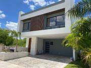 Moderna Casa en venta en zona Yucatán Country club, Mérida