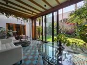 MODERNA CASA EN VENTA. FRENTE A PARQUE. LIMITE CON...