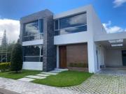 Moderna casa en venta por estrenar sector Collaqui Tumbaco