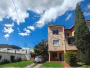 Moderna casa esquinera con patio en conjunto privado –...