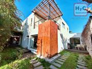 Moderna casa estilo mediterráneo en La Reina. 2 pisos, 5 dor