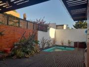 Moderna casa estilo mediterráneo en La Reina. 2 pisos, 5 dor