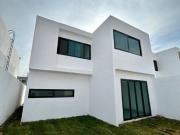 Moderna casa nueva con alberca, en Jiutepec, Morelos