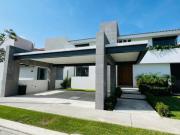 MODERNA CASA NUEVA CON VISTA AL CAMPO DE GOLF EN PARAISO...