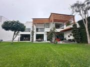 Moderna casa que combina arquitectura y acabados...