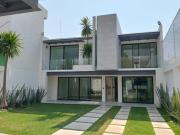 Moderna casa sola con alberca en prados de cuernavaca