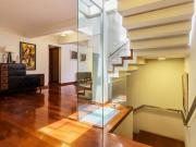 Moderna, funcional y remodelada, en calle tranquila y a...