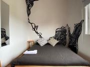 Moderna habitacion con Ventana en Residencia Artistica