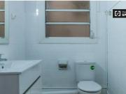 Moderna habitación en alquiler en apartamento de 8...