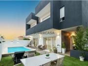 Moderna Moradia T3 em Caneças com Piscina