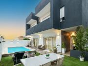 Moderna Moradia T3 em Caneças com Piscina