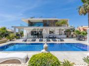 Moderna moradia T4 3+1 perto da praia, com piscina...