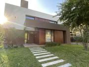 Moderna propiedad con amplio parque en Fincas de Hudson