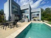 Moderna Propiedad con Piscina y Excepcional Vista al Lago