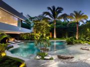 Moderna residencia con amplios espacios y jardin