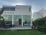 MODERNA RESIDENCIA EN VENTA PASEO SOLARES COTO 5 CASA 84...