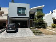 Moderna Residencia en venta, Puerta De Hierro, Zapopan