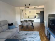 Moderna vivienda en residencial con piscina y zonas comunes