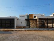 MODERNA Y AMPLIA CASA EN CHOLUL CON CUARTO DE SERVICIO,...