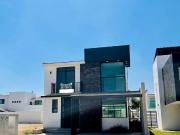 MODERNA Y AMPLIA CASA EN VENTA EN LAS PLAZAS