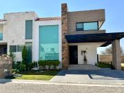 MODERNA Y AMPLIA CASA EN VENTA EN LAS PLAZAS