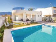 Moderna y elegante casa con piscina privada en la...