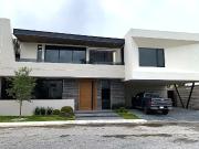 MODERNA Y ELEGANTE RESIDENCIA NUEVA EN VILLAS DE SAN MIGUEL