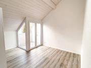 Moderne 2.5 Dachzimmerwohnung mit Balkon / Mietzinsaktion