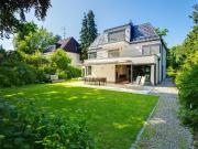 Moderne Architektenvilla in gehobener Wohngegend