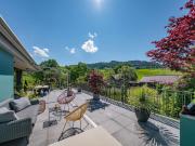 MODERNE ATTIKAWOHNUNG MIT WEITSICHT INS GRÜNE