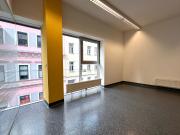 Moderne Bürofläche mit heller und lichtdurchfluteter...